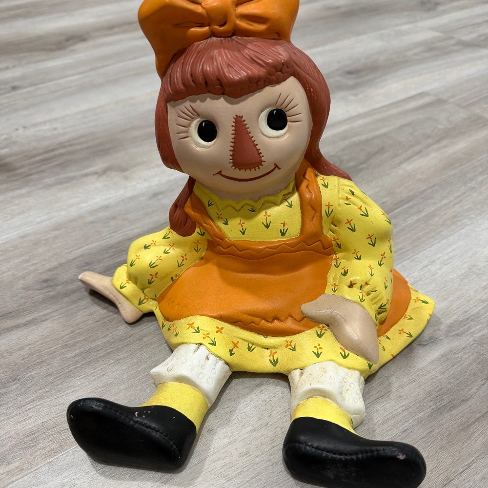Vintage Raggedy Ann Ceramic Figurine 8" Sitting Doll Bobbs Merrill 1970s Collect